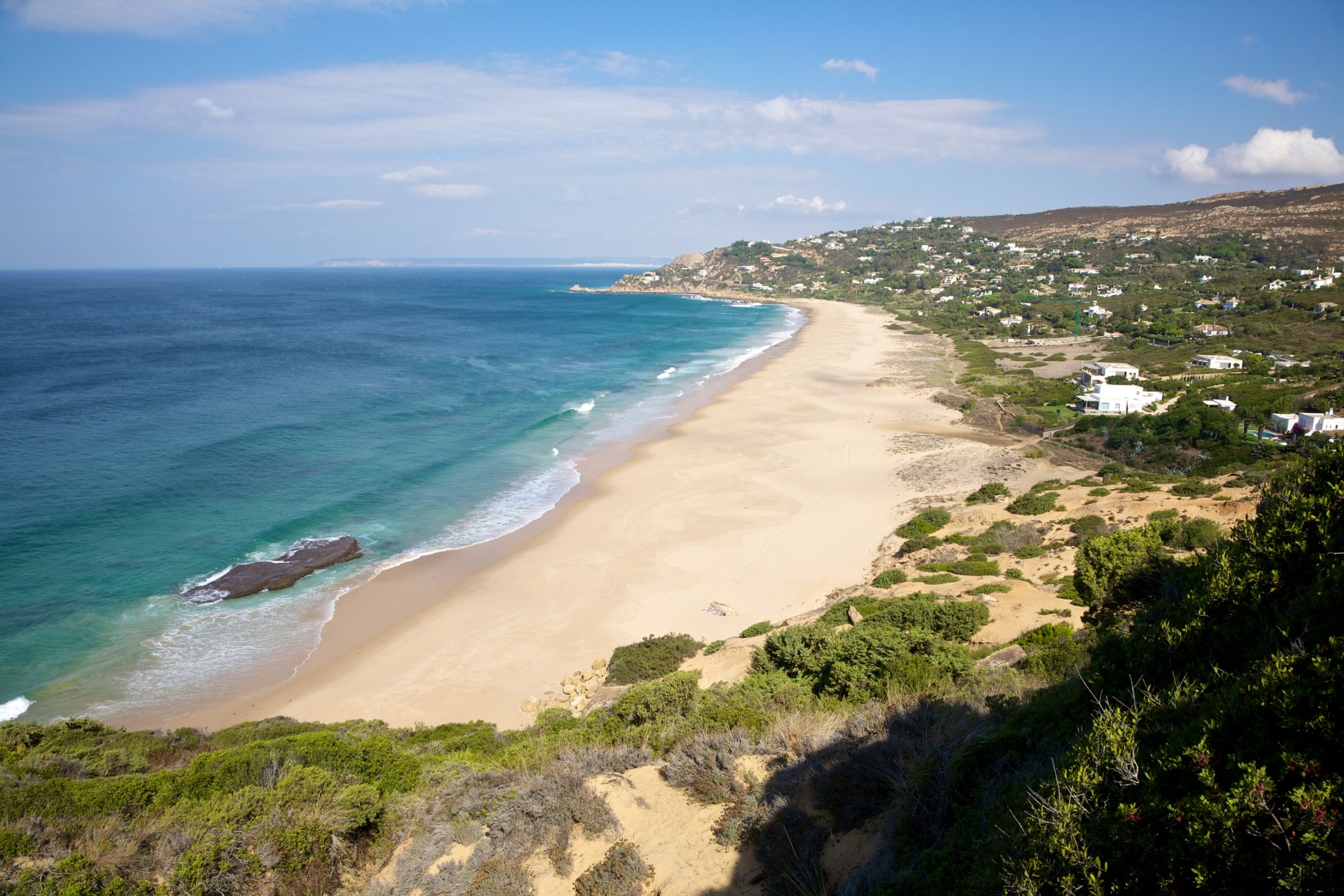 Playa de Zahara de los Atunes en Cádiz, ejemplo de pueblo en playa menos turística para vivir en España