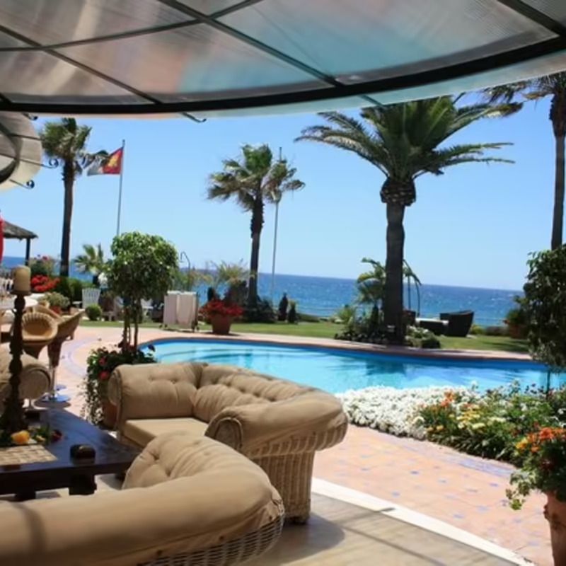 porche con vistas a las piscinas