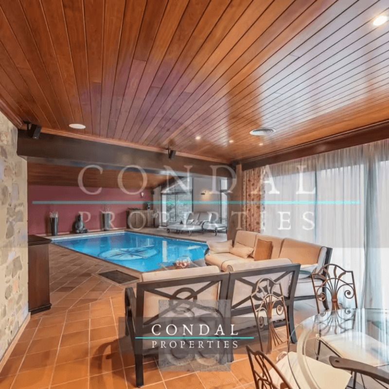 sala de juegos junto a la piscina