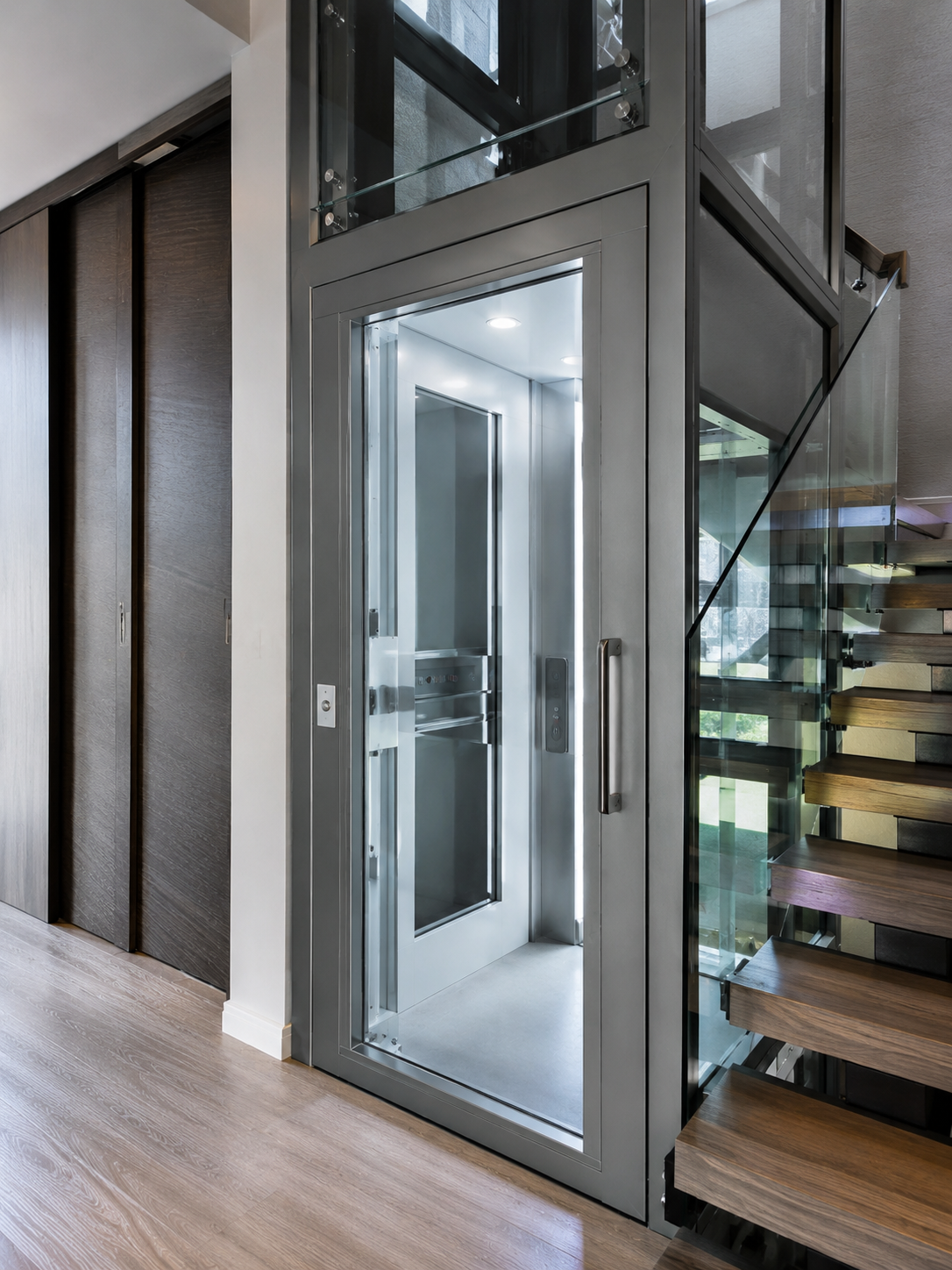 Ascensor eléctrico doméstico instalado en una vivienda moderna de diseño contemporáneo