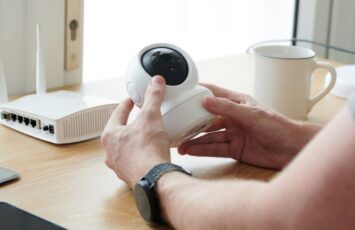 ¿Es legal poner cámaras de seguridad exterior en la puerta de mi piso?