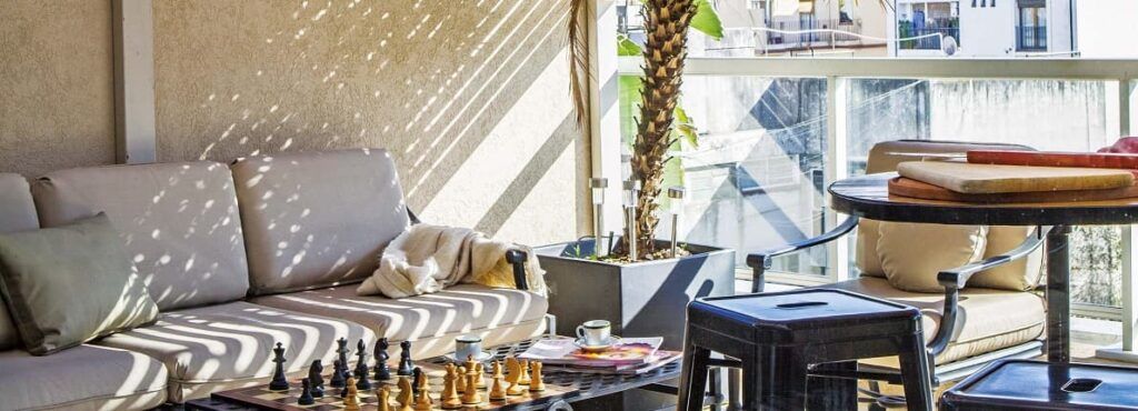 Cómo cerrar el balcón sin obras, de forma barata y sin tener problemas con los vecinos