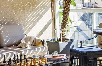 Cómo cerrar el balcón sin obras, de forma barata y sin tener problemas con los vecinos