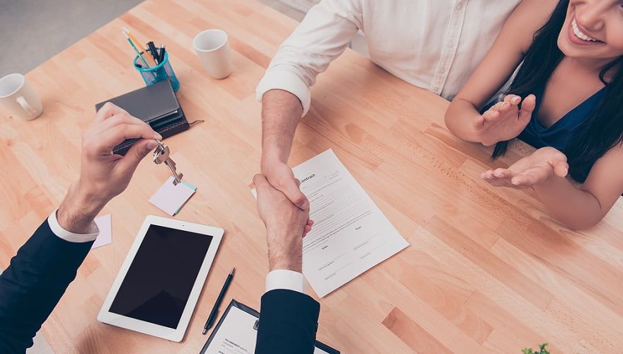 ¿Por qué debes aportar algunos datos al solicitar la hipoteca? - Fotocasa Life - contratar hipoteca, documentación, Economía, Hipoteca - Finanzas - La ley de vivienda, que entró en vigor el 19 de junio de 2019 y sigue vigente hasta hoy, es la principal responsable de que los bancos soliciten tantos datos a sus clientes antes de concederles una hipoteca. Se trata de una normativa que regula la concesión de préstamos hipotecarios y que vela por la transparencia y la buena praxis en el sector.