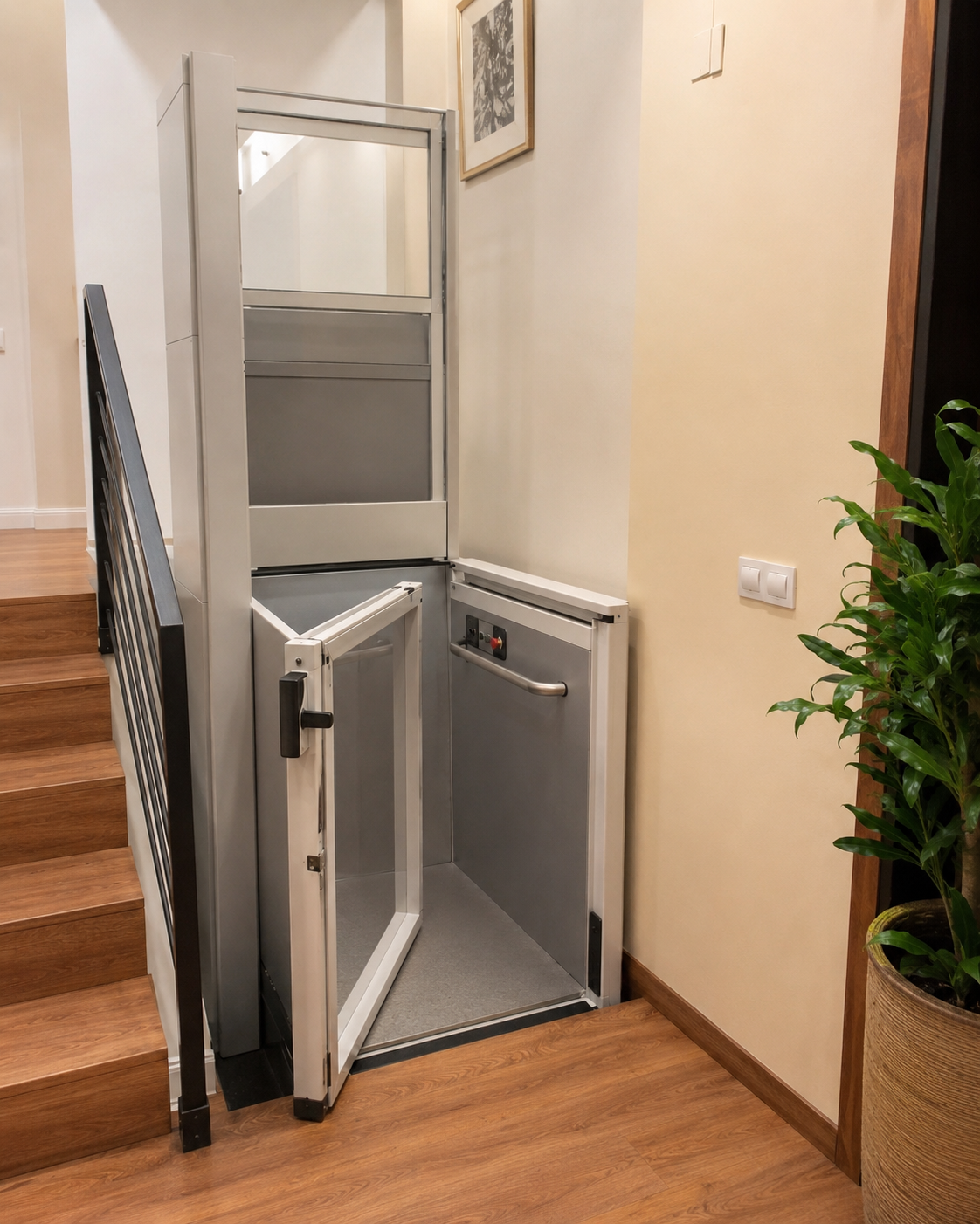 Plataforma vertical de accesibilidad instalada en el interior de una vivienda unifamiliar junto a una escalera