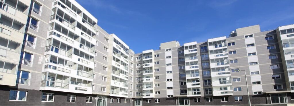 El programa Reallotgem pone en contacto a propietarios que quieren ofrecer sus pisos para alquiler social en Cataluña