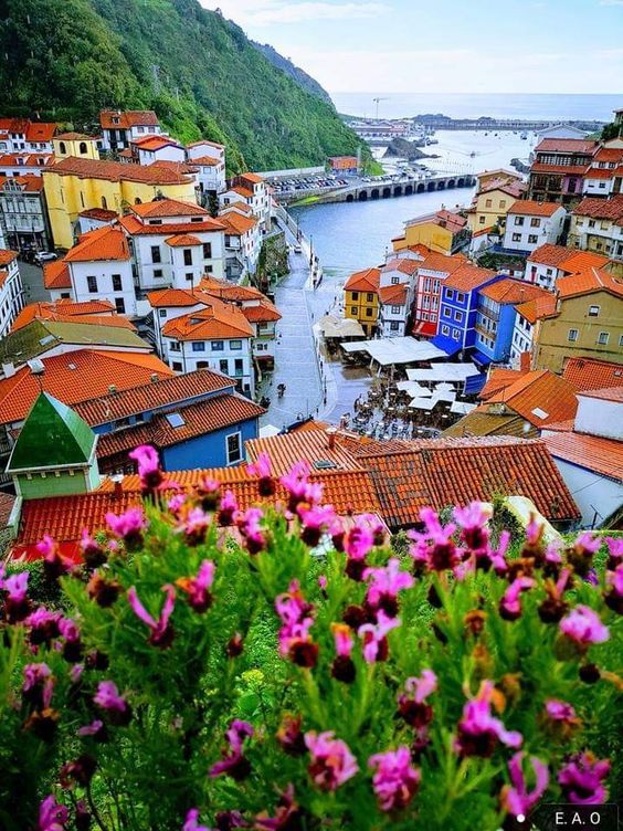 Los 5 pueblos más bonitos de Asturias que debes visitar - Fotocasa Life - Alquiler vacacional, Asturias, Casas en Asturias, comprar vivienda, Pisos en Asturias, viviendas en Asturias - Compraventa - Podemos afirmar, sin miedo a equivocarnos, que Asturias es una de las localidades más bellas y especiales de España. Además de sus paisajes incomparables, en Asturias se respira una paz y una tranquilidad difíciles de describir. 