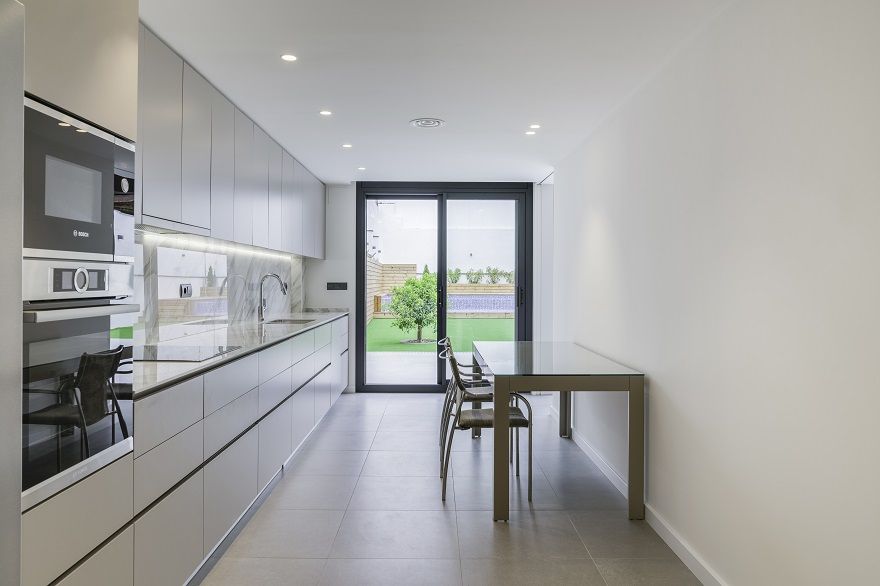 Ideas para reformar la cocina y que se convierta en el centro de la casa - Fotocasa Life - cocina abierta reforma, Cocinas abiertas, Cocinas reformadas, piso reformado, Planificación reforma, reforma cocina, reforma isla cocina, Reformar una vivienda - Reformas - Lejos quedan los días en los que la cocina quedaba relegada a un segundo plano en las viviendas, exclusivamente utilizada para el almacenaje de los alimentos y la cocción. Hoy en día la cocina vive su segunda juventud donde abundan los espacios abiertos y totalmente versátiles: las cocinas están ya muy integradas en el resto del hogar como todo un epicentro; de hecho una de las reformas más demandadas es la crear cocinas abiertas al salón. Esta integración nos exige tener cocinas ordenadas y prácticas, visualmente agradables, para obtener el mayor confort y bienestar.