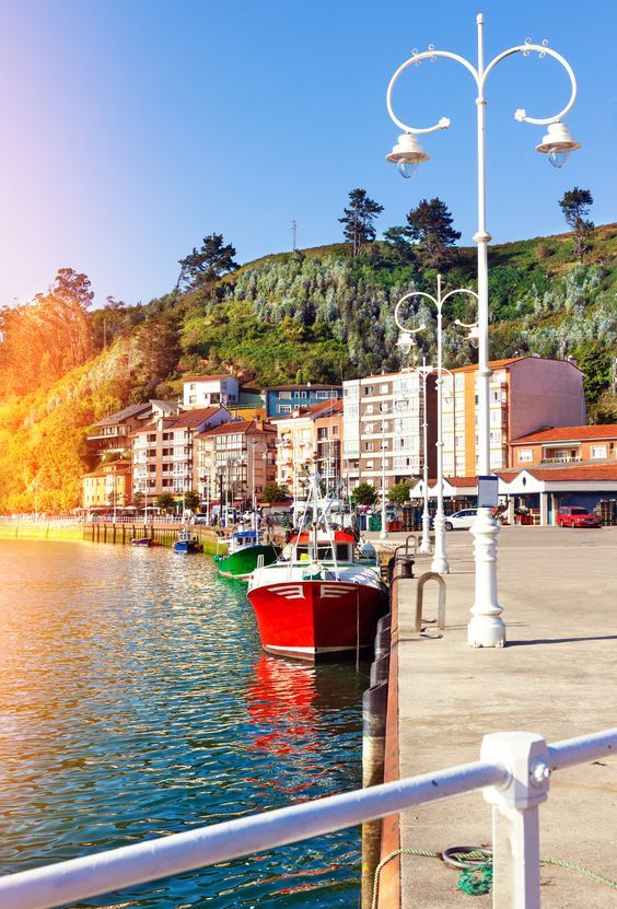 Los 5 pueblos más bonitos de Asturias que debes visitar - Fotocasa Life - Alquiler vacacional, Asturias, Casas en Asturias, comprar vivienda, Pisos en Asturias, viviendas en Asturias - Compraventa - Podemos afirmar, sin miedo a equivocarnos, que Asturias es una de las localidades más bellas y especiales de España. Además de sus paisajes incomparables, en Asturias se respira una paz y una tranquilidad difíciles de describir. 