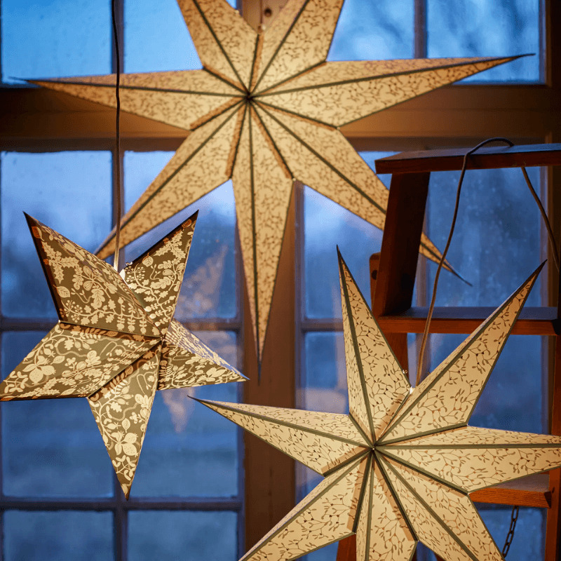 luces sobre la mesa de navidad