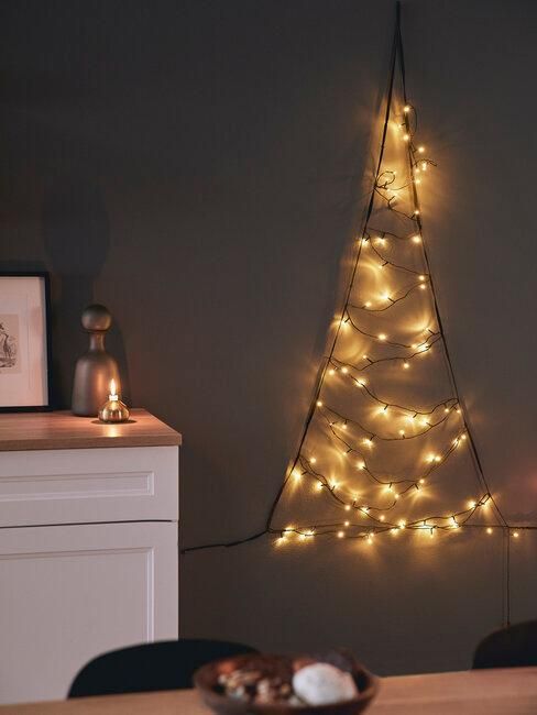 árbol natural con luces navideñas