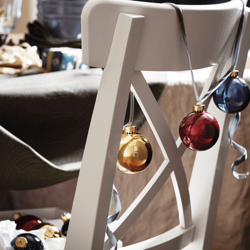 sillas con adornos navideños