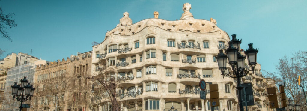 Casas famosas: ¿como es vivir en La Pedrera (Casa Milà) de Antoni Gaudí?