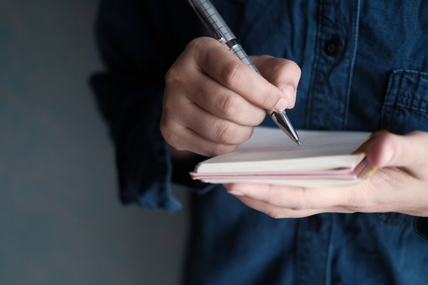 ¿Cómo calcular los gastos asociados a la contratación de una hipoteca? - Fotocasa Life - comprar, contratar hipoteca, financiar compra, financiar compra casa, gastos de hipoteca, Hipoteca, hipoteca para comprar casa, Notario, quiero comprar - Finanzas - A la hora de contratar una hipoteca debemos analizar detenidamente cuáles son los gastos totales asociados a esta, para estar seguros de que podremos hacer frente a todos ellos. A pesar de que el importe variará considerablemente entre unos préstamos hipotecarios y otros, en función de distintas variables, debemos conocer cuáles son los gastos totales de una hipoteca y cómo podemos calcularlos.