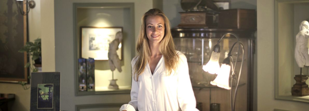 Tener un mayordomo en tu edificio: el concierge, una figura que vuelve a estar de moda