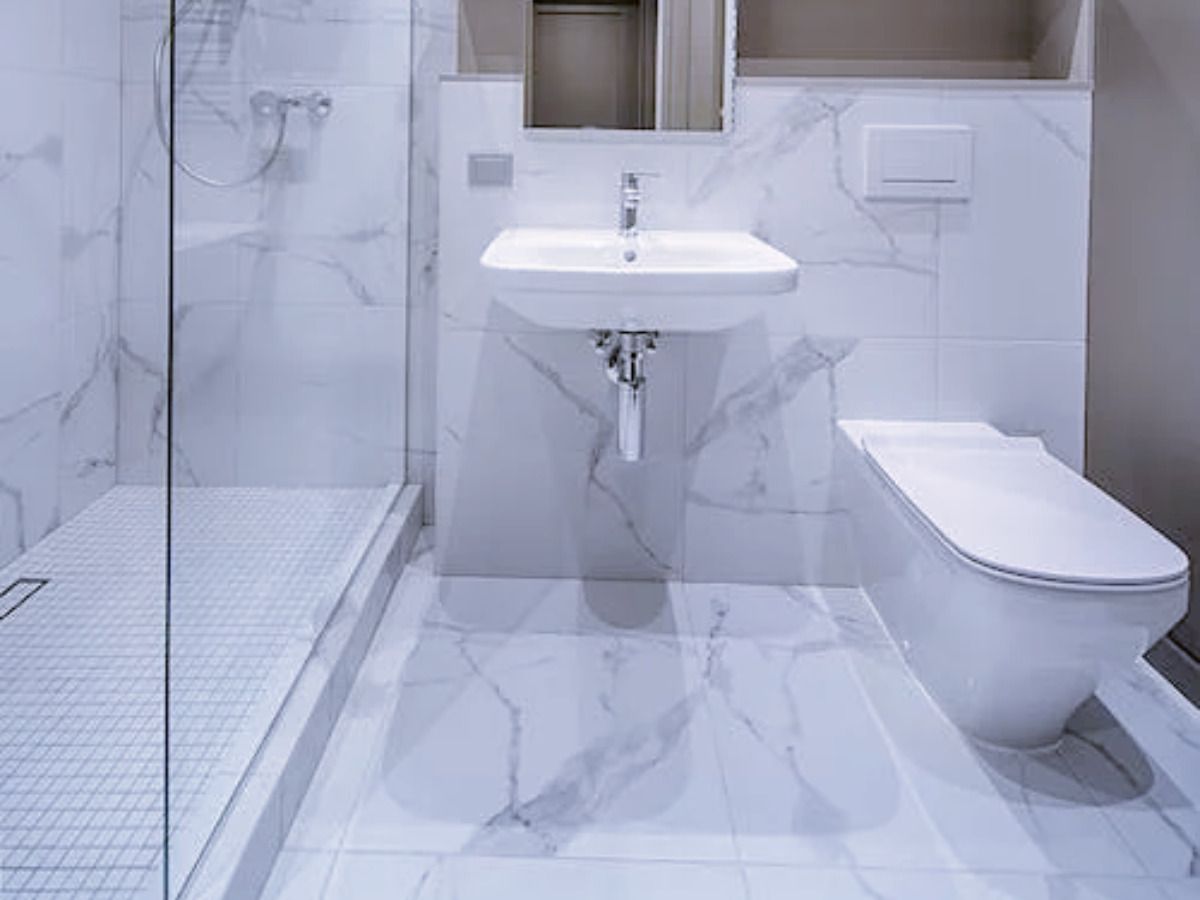 Poner plato de ducha en el baño