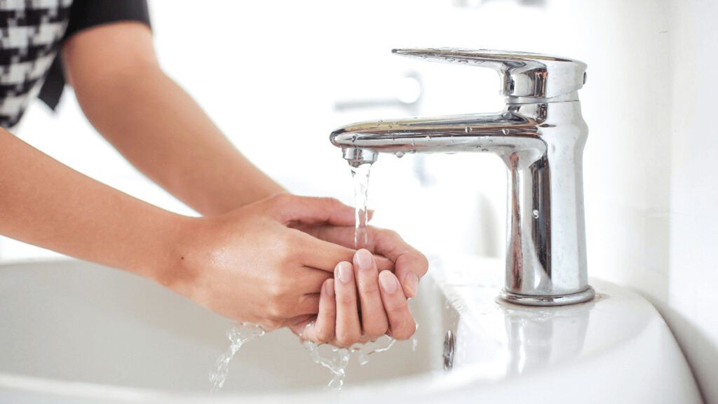 Así puedes ahorrar agua en casa: 10 trucos prácticos que quizás no conocías