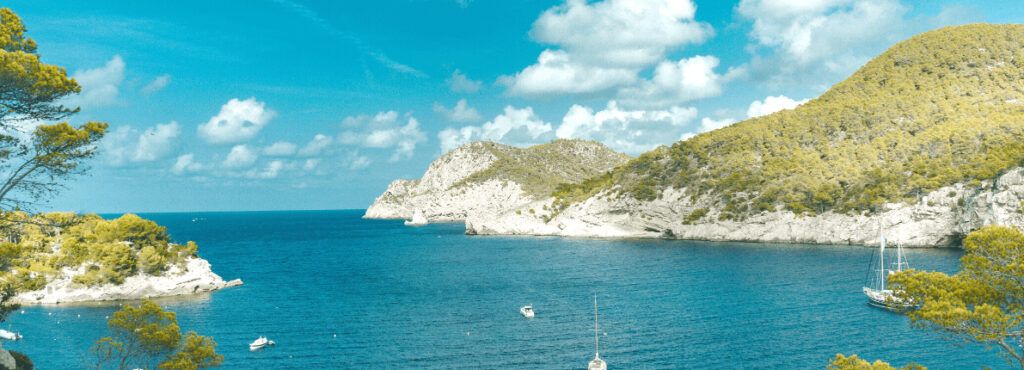 Comprar una casa frente a la playa del Sardinero es más caro que en los alrededores de la Sagrada Familia