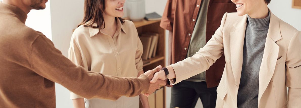 ¿Tengo que pagar los honorarios a la inmobiliaria si vendo mi piso por mi cuenta?