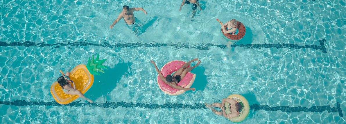 ¿En qué casos es obligatorio contratar un socorrista para las piscinas comunitarias?