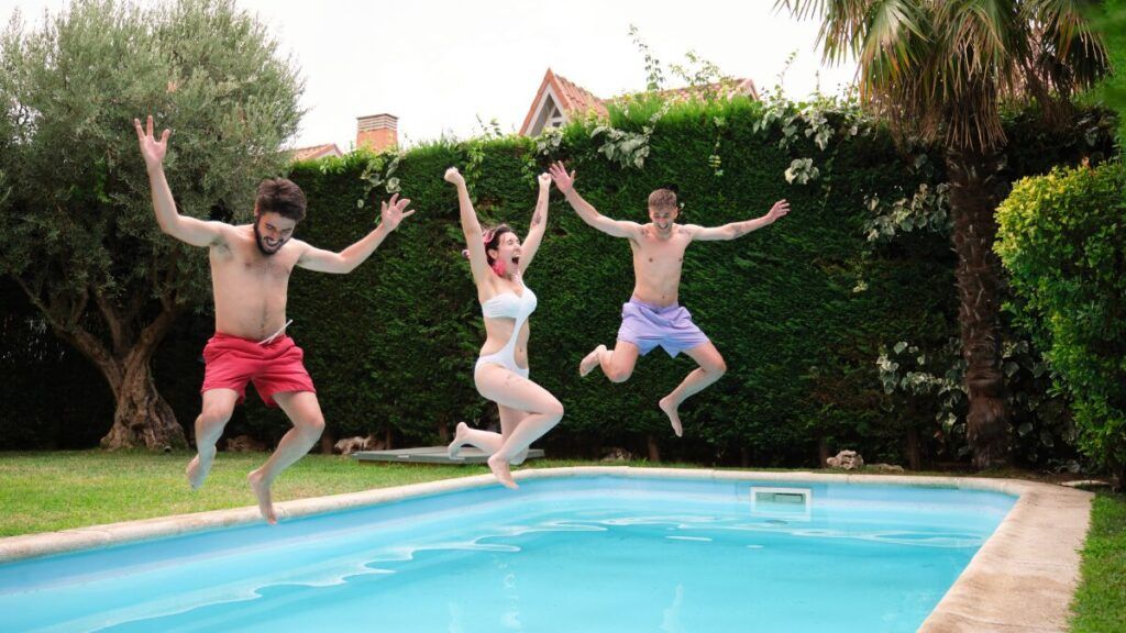 ¿Puedo invitar a mis amigos a la piscina comunitaria si estoy de alquiler?