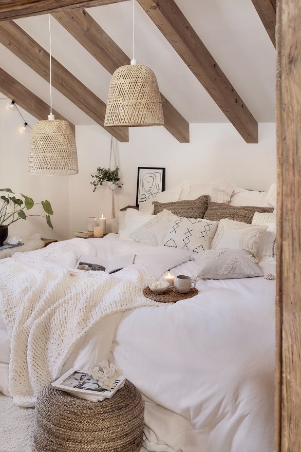 dormitorio moderno con vigas de madera en el techo