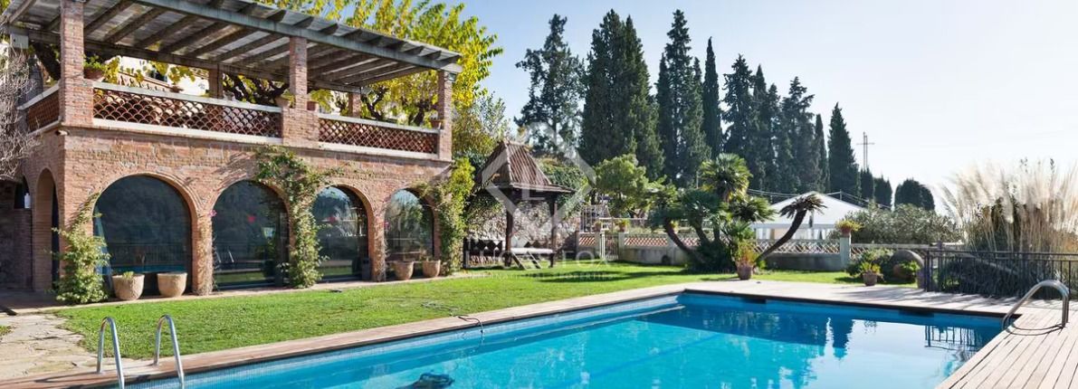 La casa más curiosa de julio: una villa modernista diseñada por un discípulo de Gaudí, que dispone de capilla, bodega y establos incluídos