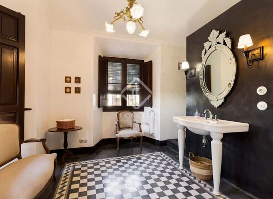La casa más curiosa de julio: una villa modernista diseñada por un discípulo de Gaudí, que dispone de capilla, bodega y establos incluídos img46