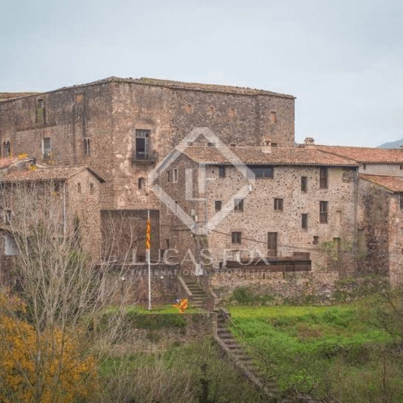 El Castillo de Santa Pau, un castillo medieval en venta en Fotocasa por un millón de euros img568