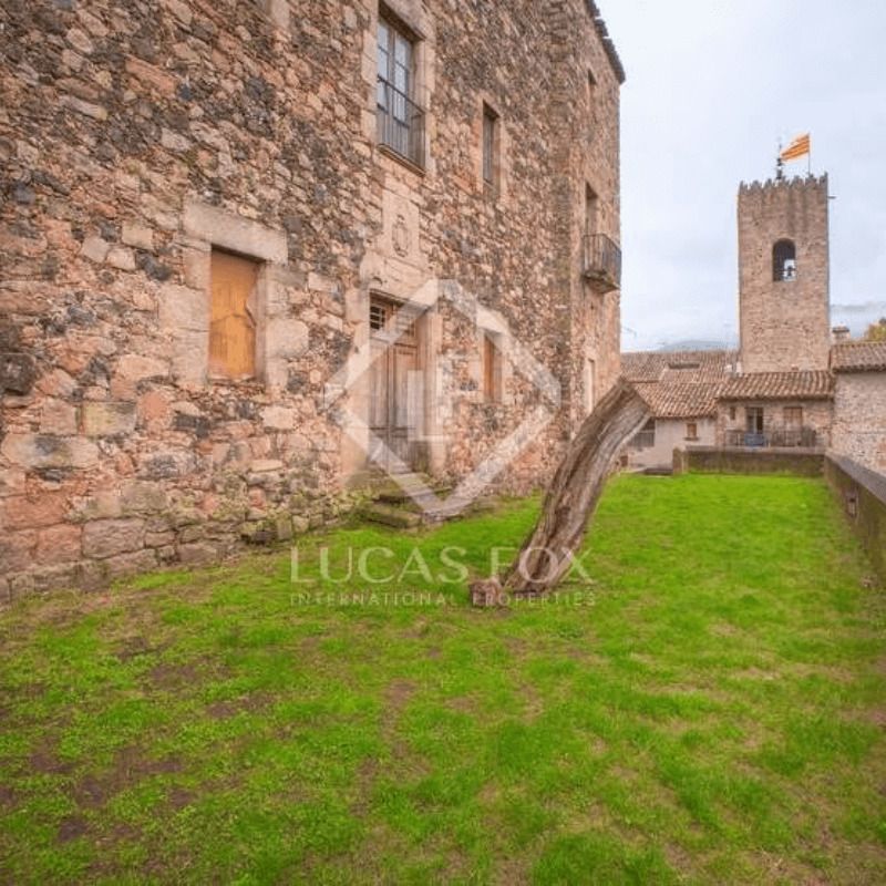 El Castillo de Santa Pau, un castillo medieval en venta en Fotocasa por un millón de euros img818