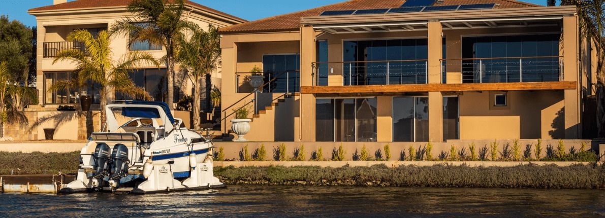 La casa más curiosa de agosto: casas en España con embarcadero privado
