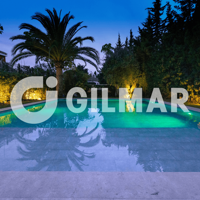 piscina de noche villa marbella