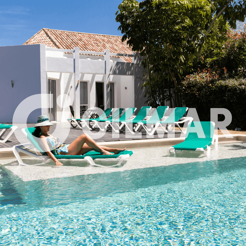 tumbona en piscina villa lujo