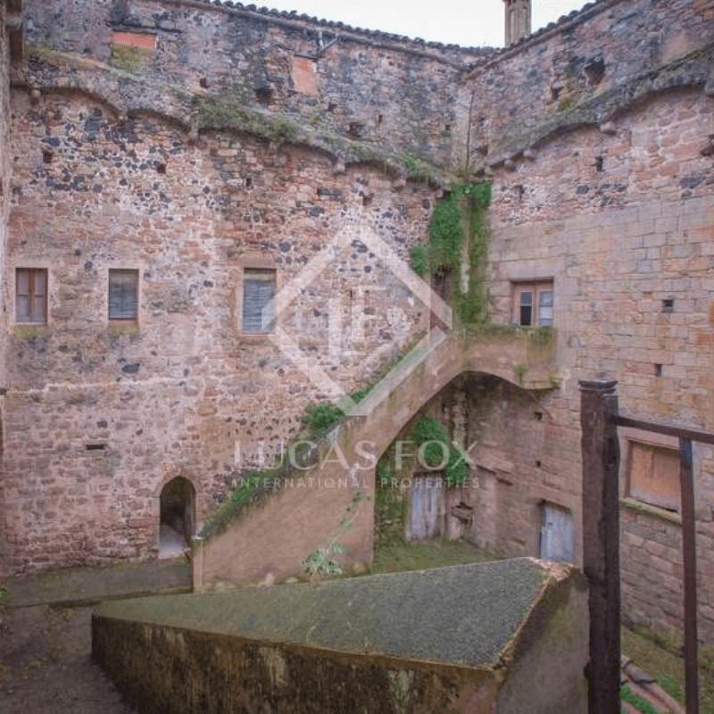 El Castillo de Santa Pau, un castillo medieval en venta en Fotocasa por un millón de euros img854