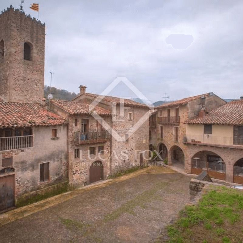 El Castillo de Santa Pau, un castillo medieval en venta en Fotocasa por un millón de euros img699