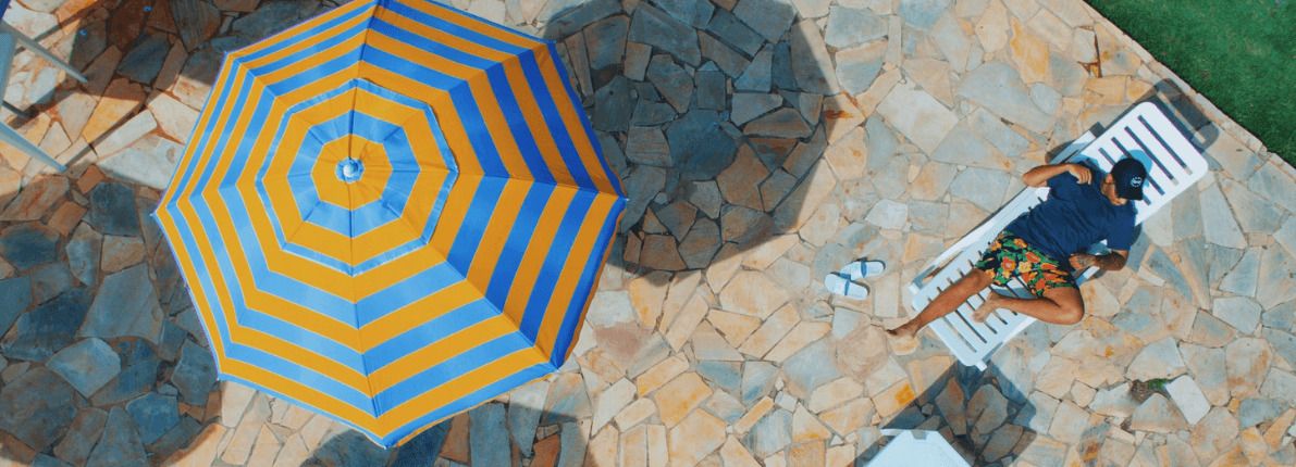 Tipos de sombrillas para terrazas y cuál te conviene más según tu casa