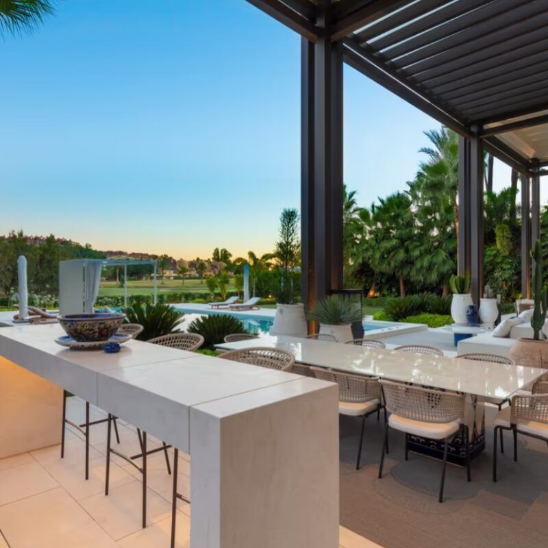 comedor exterior en la mansión