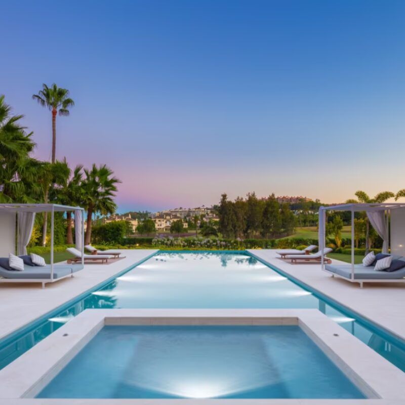piscina y jacuzzi en marbella