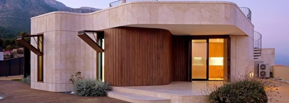 La casa más curiosa de octubre: una original vivienda pasiva con vistas a la montaña y a diez minutos de Benidorm