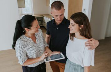 Trucos para enseñar tu piso en venta y conseguir que lo recuerden - Fotocasa Life - publicadores, trucos visita compradores piso, vender piso trucos - Vender piso - Poner música de fondo, colocar un elemento llamativo, elegir un ambientador suave u ofrecer un tentempié en la visita