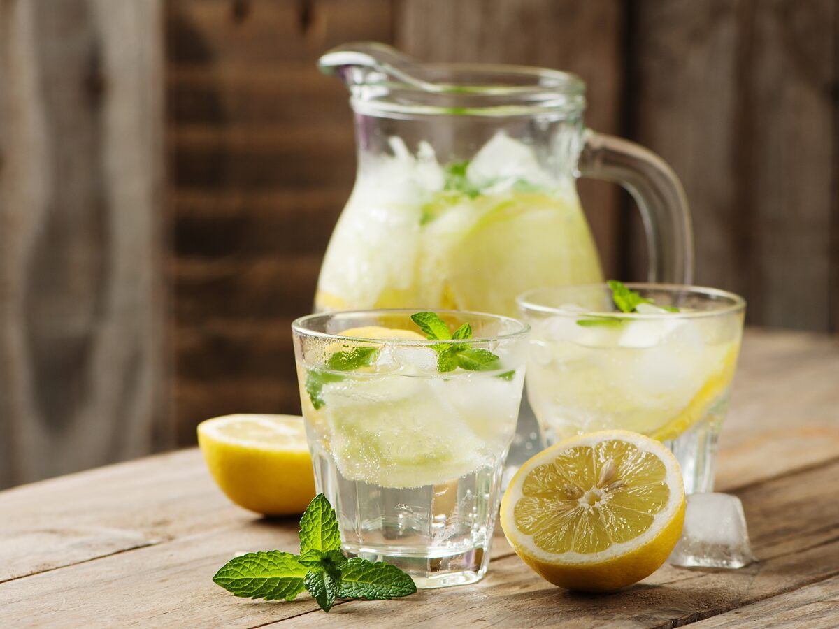 Servir agua con limón visita piso