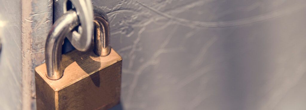 Comprar vivienda con okupas: cómo funciona y qué riesgos implica