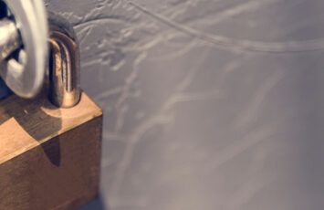 Comprar vivienda con okupas: cómo funciona y qué riesgos implica