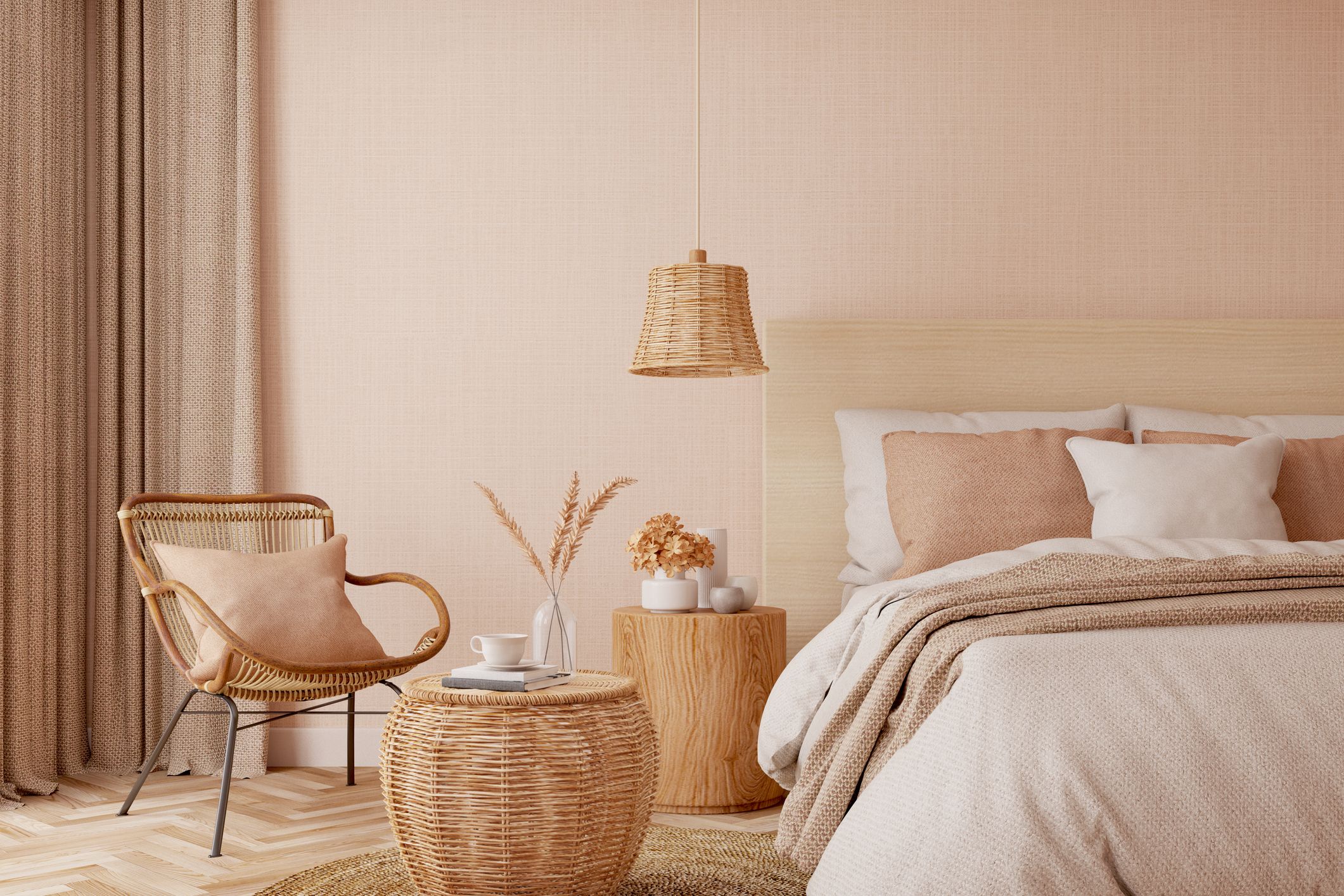 Dormitorio de matrimonio con materiales naturales como ratán, madera y textiles de lino en tonos neutros cálidos