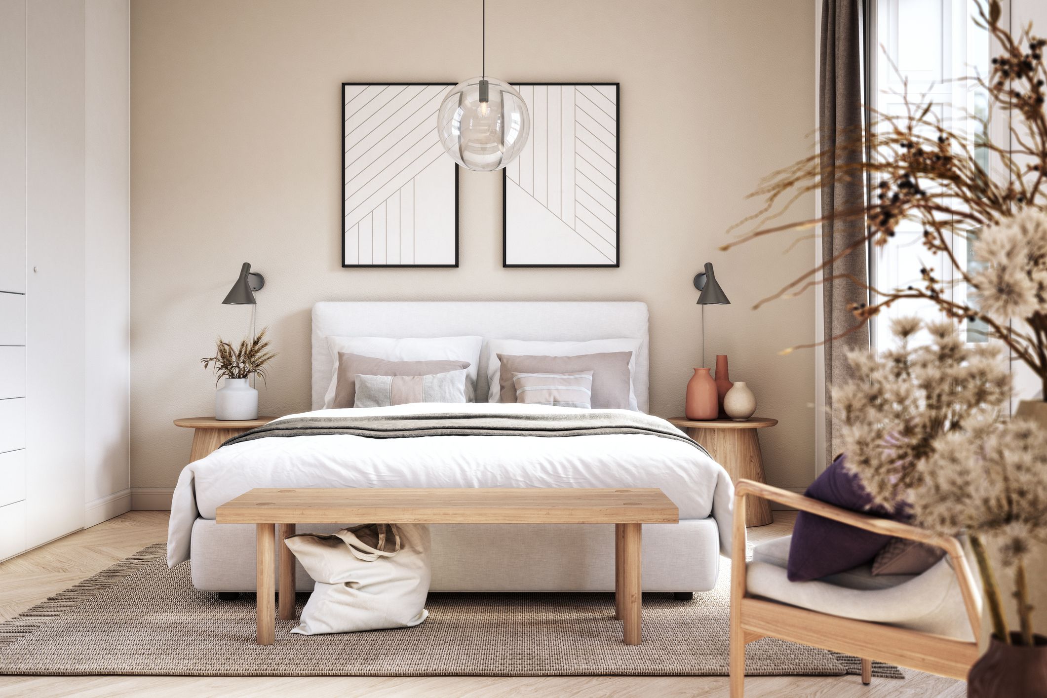 Dormitorio de matrimonio con muebles funcionales de madera y decoración minimalista en tonos neutros cálidos