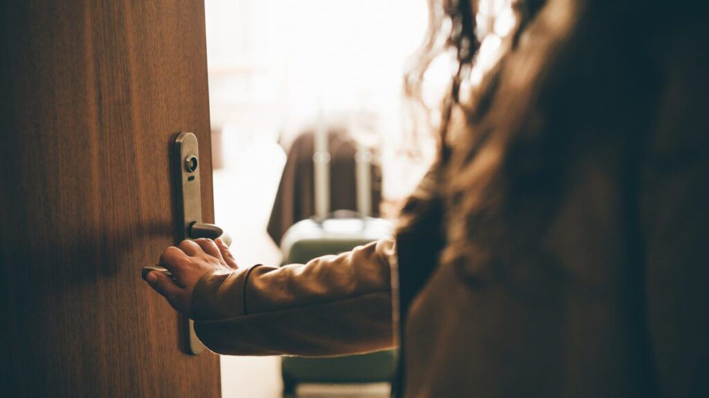 ¿En qué situaciones puede entrar el casero en el piso que alquilamos?