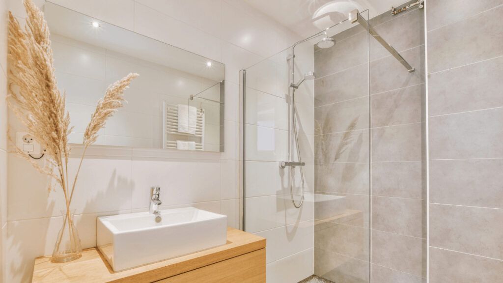 10 ideas de duchas modernas que te inspirarán para la reforma de tu baño