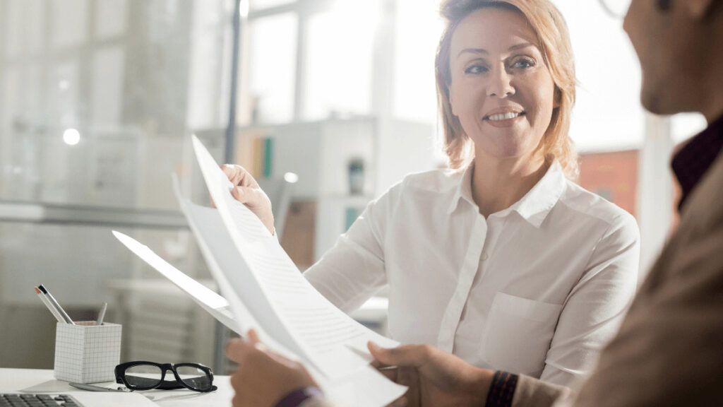 ¿Qué honorarios paga el casero al alquilar su piso con una inmobiliaria?