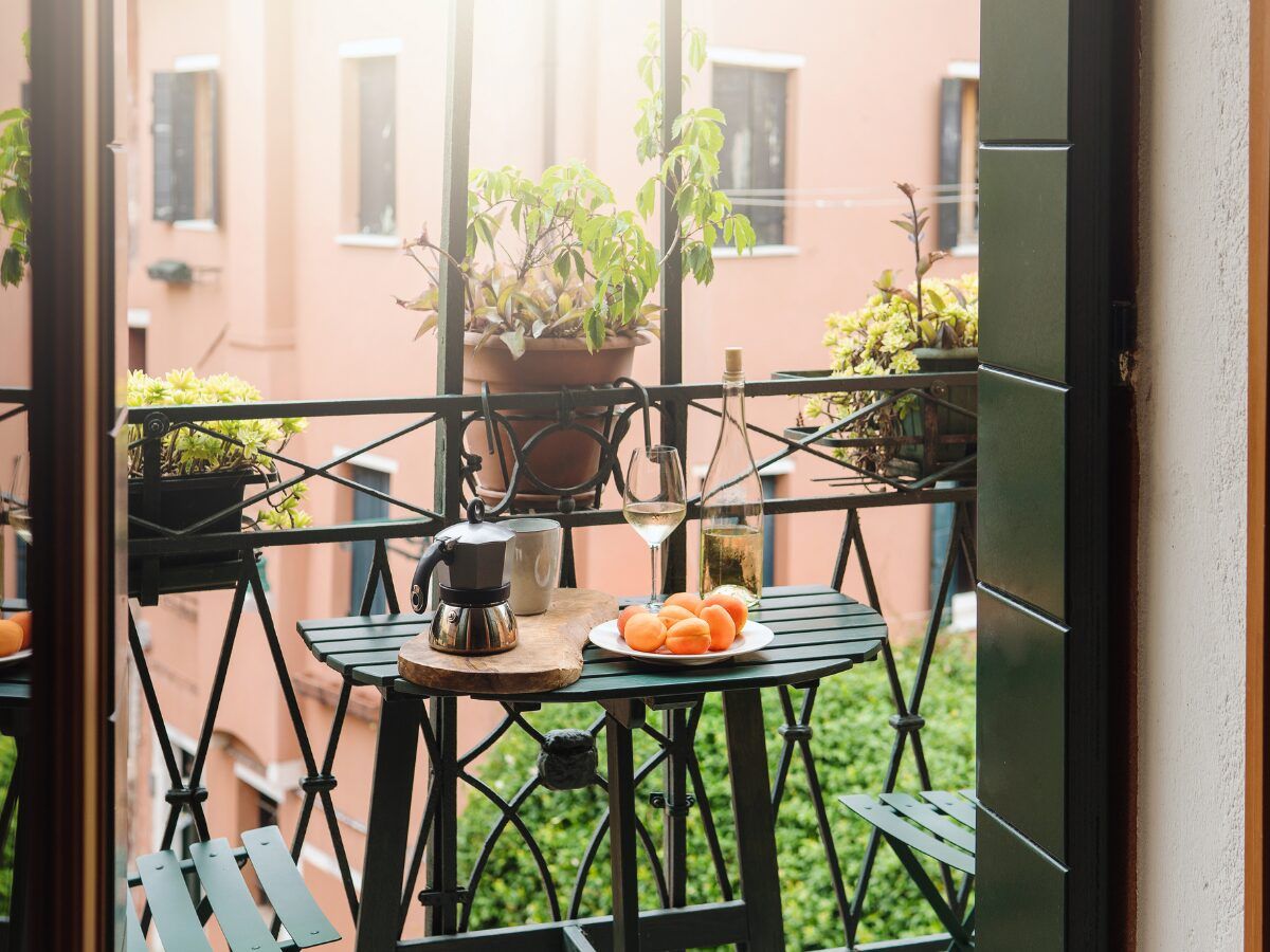 Decorar balcones pequeños con sillas plegables