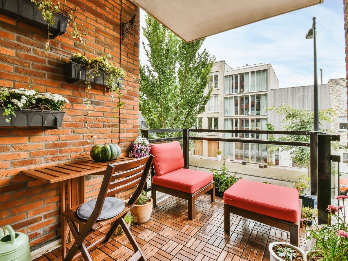 Decorar balcones pequeños con asientos